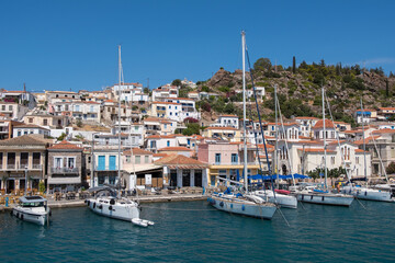 Puerto y pueblo en la costa de la isla de Poros, Grecia