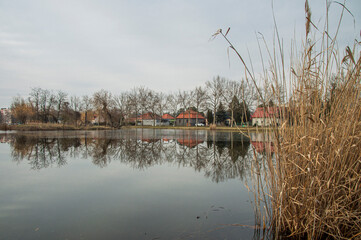 H&aacute;zak t&uuml;kr&ouml;ződnek a t&oacute; viz&eacute;n