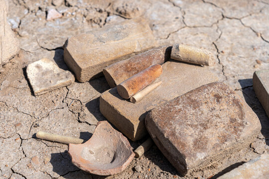 Artifacts discovered in Uruk, Iraq show ancient pottery