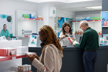 Obraz premium Senior male customer discuss with drugstore employee at the cash register, inquiring about prescription pills, dosage and biopharmaceutical products for wellness and self care.