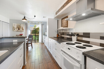 Fototapeta premium Prescott, Arizona - aug 13 2024: a white kitchen 