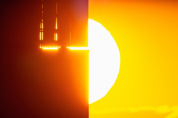 ビルの向こうに沈む夕日がかくれんぼの顔20241119