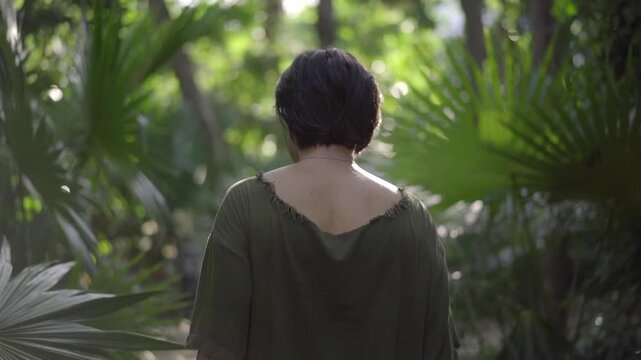 Hombre caminando por la selva jungla verde rustico riviera maya 