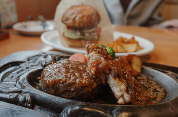 ステーキとハンバーガー