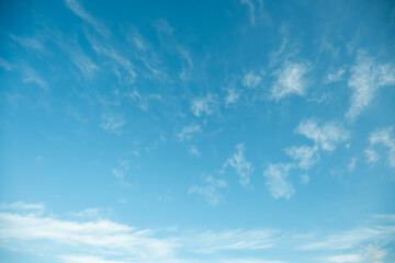 さわやかな秋の晴天の青空と薄い雲の背景　アウトドア・行楽・キャンプ