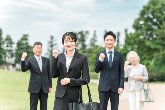 Young people and elderly people in suits (M&A, succession, business succession, succession, sale, acquisition, generational change)
