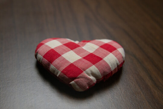 A red and white checkerboard fabric heart, a handmade object with a romantic style, the soft textile texture is used as a symbol of love and decoration. An ideal image for Valentine's Day. web news