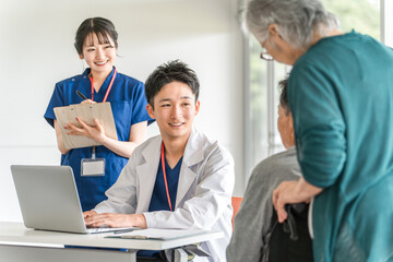 Fototapeta premium An elderly couple and a doctor and nurse at the hospital (medical examination, medical checkup, medical interview, health checkup) 