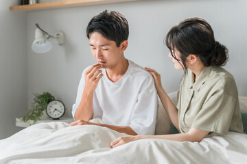 A man complaining of pain around his mouth and a woman worried about it (herpes, acne, angular  tooth decay)
