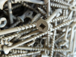 close-up of a metal screw head for wood construction - gros plan sur une tête de vis métallique pour construction bois