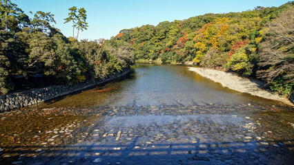 伊勢神宮の内宮近くを流れる秋の五十鈴川