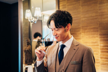 ワインの香りを確認するソムリエの男性
