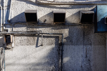 食堂の裏の換気扇から落ちる油の汚れ