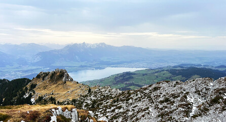  Alpine lake Thun (Thunersee) in the in the Bernese Oberland region and in the Swiss Canton of Bern, Switzerland - Der Alpensee Thun (Thunersee) liegt in der Region Berner Oberland, Schweiz