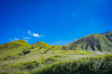 Fototapeta premium 快晴の阿蘇くじゅう国立公園の絶景 Clear Sky Landscape of Aso Kuju National Park
