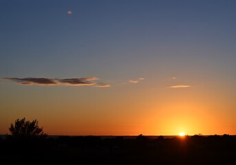 Fototapeta premium Vibrant sunset landscape silhouette with dramatic sky and horizon
