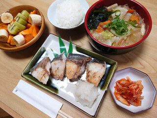 flavors of winter at a Japanese restaurant: Grilled fish set meal and salt-grilled winter yellowtail (with rice, pork miso soup, and dessert) / 和食レストランで食べる冬の味覚～焼き魚定食・寒ブリの塩焼き(ごはん・豚汁・デザート付の和食セット)
