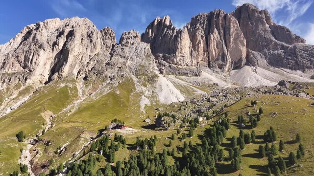 Drone flight along the Langkofel mountain massif in the Dolomites. At its foot, the Sandro Pertini hut can be seen.