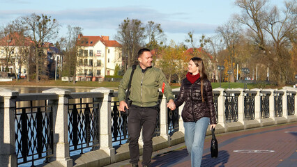 Obraz premium Date in the park. A couple meets for a walk in the park by the lake.