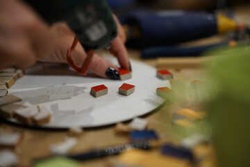 Obraz premium Making mosaic during artistic workshop. 