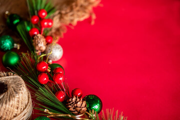 The red Christmas theme is due to the award-winning decorations and cinnamon for the design work to spread joy in the criticism of the text.