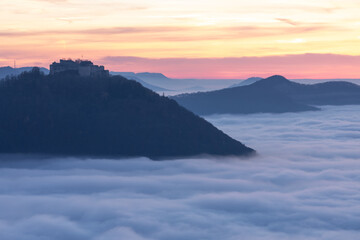 Sonnenuntergang über dem Nebelmeer vom Beurener Fels zur Burg Hohenneuffen, Schwäbische Alb,...