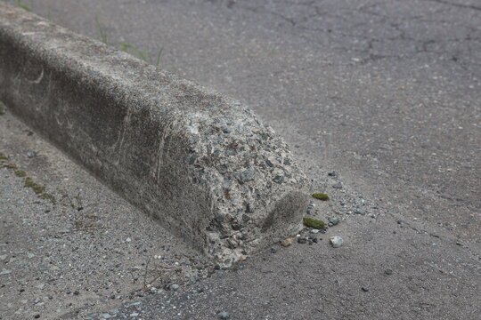 破損した歩車道境界ブロック	