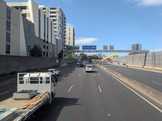 Obraz premium The main freeway linking the Tullamarine Airport to the city of Melbourne, Victoria, Australia. 