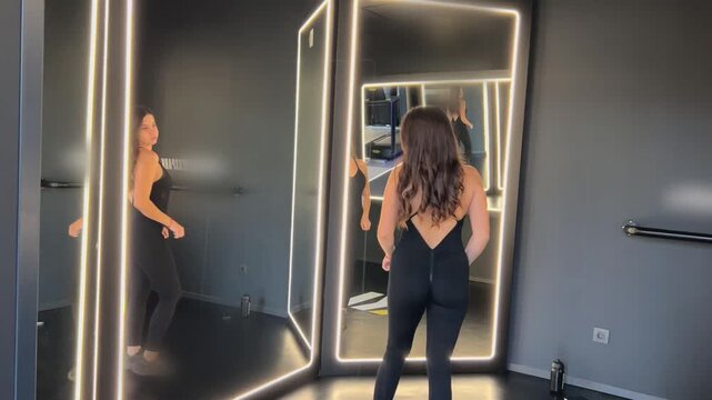 Slow motion de chica posando frente al espejo del gimnasio