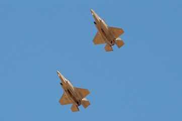 Formaci&oacute;n de aviones de combate de quita generaci&oacute;n volando. 