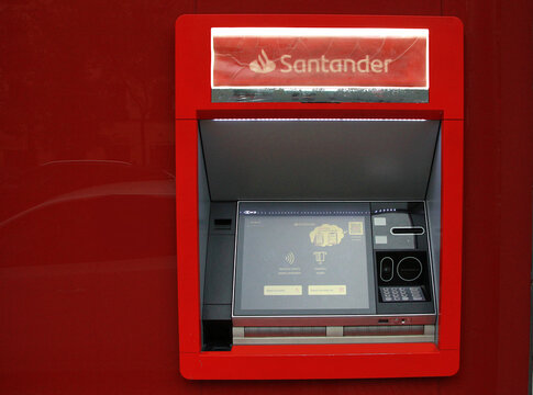 Cajero de oficina del banco Santander
