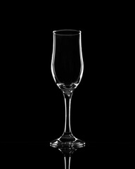 4K elegant wine glass on reflective black surface with studio lighting, minimal commercial shot for advertising or design use