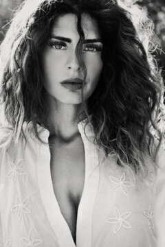 Ritratto di donna in bianco e nero