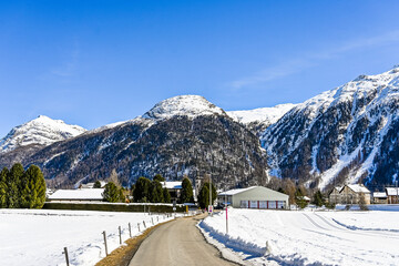 Bever, Dorf, San Giachem, Kirche, Engadiner Dorf, Oberengadin, Val Bever, Langlaufloipen, Wintersport, Winterlandschaft, Winter, Graubünden, Schweiz © bill_17