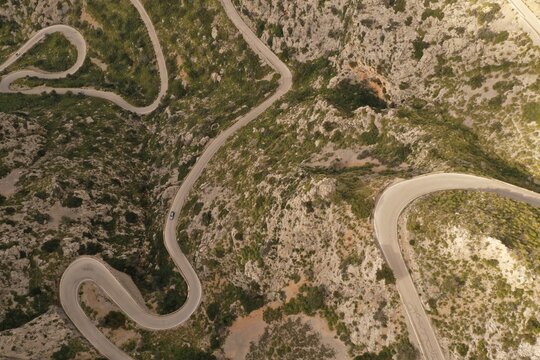 Las carreteras de la Sierra de Tramuntana, en Mallorca, recorren un espectacular paisaje de monta&ntilde;as, valles y acantilados con vistas al mar Mediterr&aacute;neo. Sus trazados sinuosos, curvas cerradas y mira