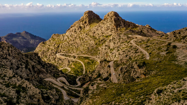 Las carreteras de la Sierra de Tramuntana, en Mallorca, recorren un espectacular paisaje de monta&ntilde;as, valles y acantilados con vistas al mar Mediterr&aacute;neo. Sus trazados sinuosos, curvas cerradas y mira