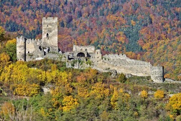 Burgruine Hinterhaus in der Wachau im Herbst