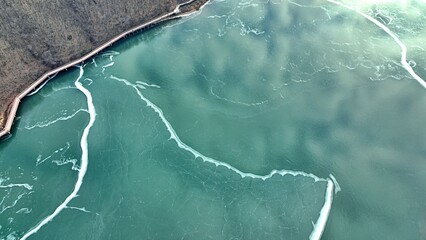 겨울 얼어버린 호수 풍경