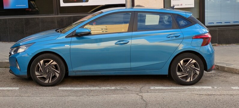 Vista lateral de un autom&oacute;vil  Hyundai i20 48V aparcado en una calle de Madrid, Espa&ntilde;a, 20 de noviembre de 2025