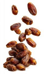 Obraz premium Dried dates in a pile, some falling