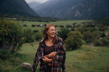 Naklejka premium hopeful female hiker amidst panoramic scenery, panoramic valley scene with reflective adventurous woman