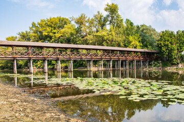 f&aacute;b&oacute;l k&eacute;sz&uuml;lt bridge over the river