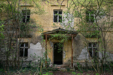 old elhagyatott house in the woods