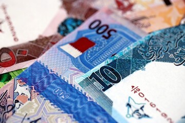 Obraz premium Qatari riyal money bills banknotes lies in big pile on table close up. Concept of finances and business in Qatar