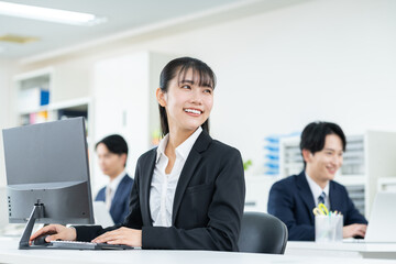 オフィスで働く若いビジネスウーマン