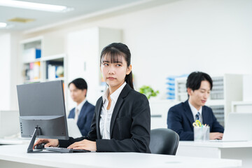 Fototapeta premium オフィスで悩む若いビジネスウーマン