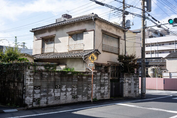 日本の古い木造二階建住宅/狭小住宅/一戸建て/