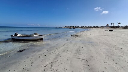Plage avec bateau