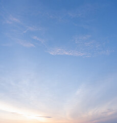 Obraz premium Beautiful morning or evening blue and orange sky with cloudy while sunsets or sunrises taken at the sea used as natural blackground texture