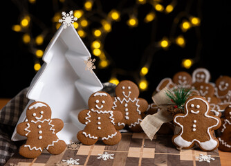 Biscuits en pain d'épices et arbre blanc, intérieur, lumières,  horizontal